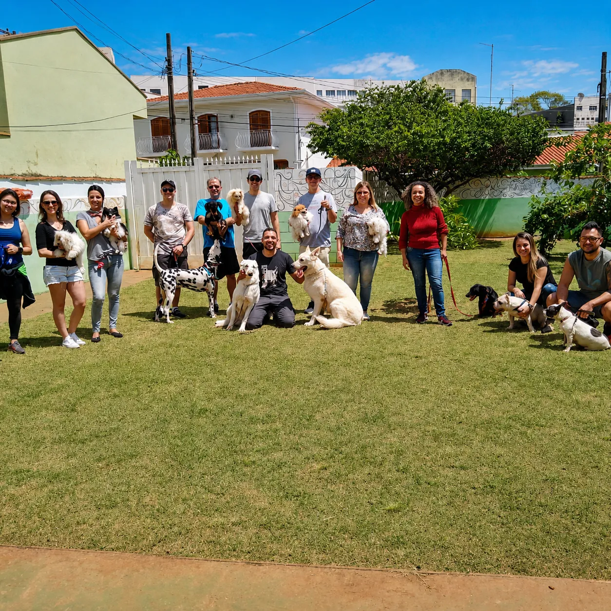 Famílias com cães na guia durante aula de comportamento na rua