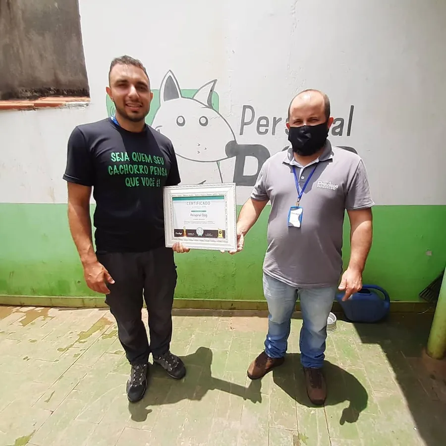 Henrique Perez recebendo o certificado de Melhor do Ano 2020 em adestramento