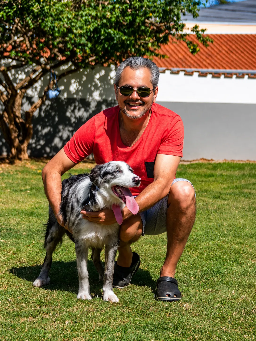 Henrique Perez com bull terrier em palestra para estudantes em quadra escolar